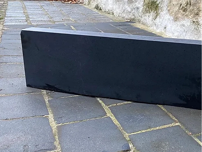 Bordure basalte noir intense L:100cm x H:20cm x Ep. 5cm