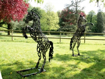 Statue Cheval cabré  - Fer à cheval H: 200 cm