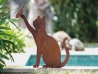 Chat avec papillon sur patte en métal rouillé