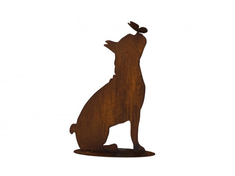 Bouledogue avec papillon sur truffe en métal rouillé