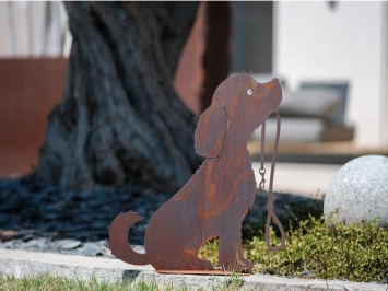 Chien avec laisse en métal rouillé