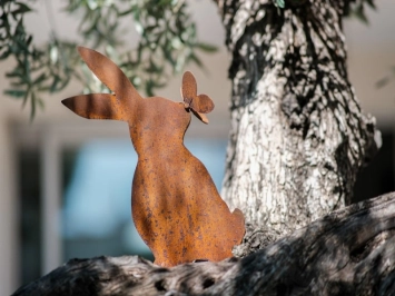 Lapin avec papillon en métal rouillé